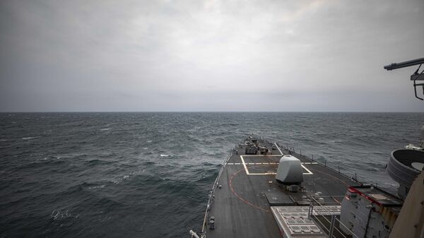 Destróier de mísseis guiados norte-americano USS John S.McCain, da classe Arleigh Burke, transita pelo mar do Sul da China realizando operação de rotina - Sputnik Brasil