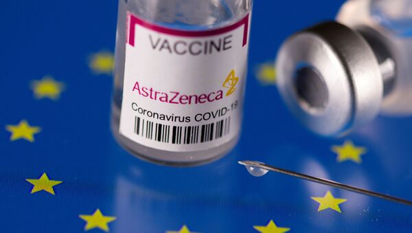 Frascos da vacina AstraZeneca contra o coronavírus colocados na bandeira da UE. Ilustração tirada em 24 de março de 2021 - Sputnik Brasil