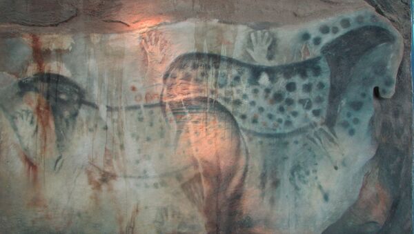 Pintura de cavalos e mãos na caverna Pech Merle, França - Sputnik Brasil