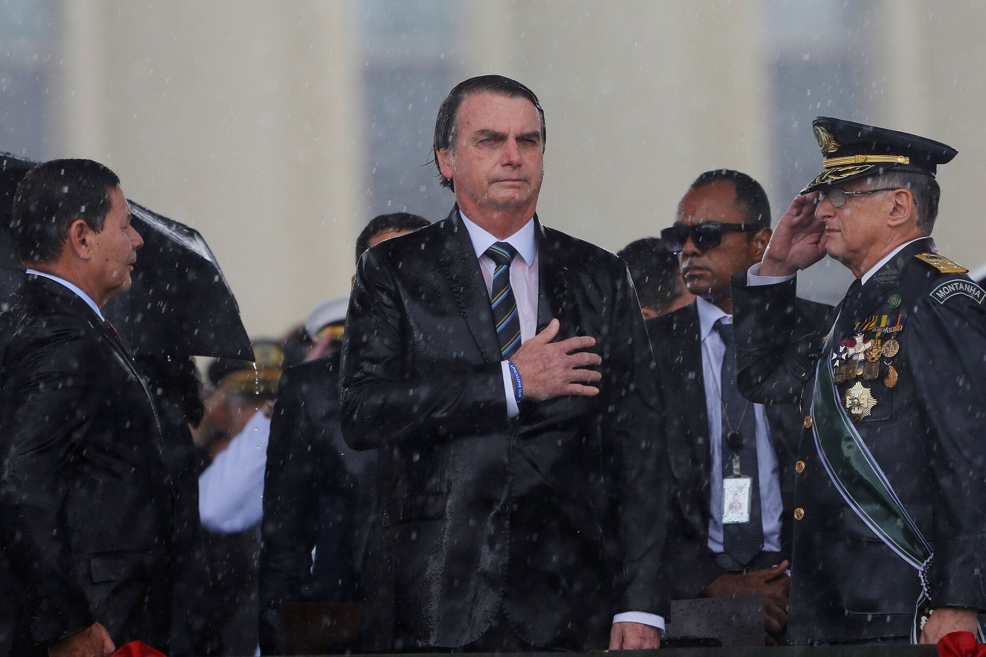 O presidente do Brasil, Jair Bolsonaro, durante uma cerimônia pelo Dia do Exército, em Brasília, no 17 de abril de 2019 - Sputnik Brasil, 1920, 30.11.2021