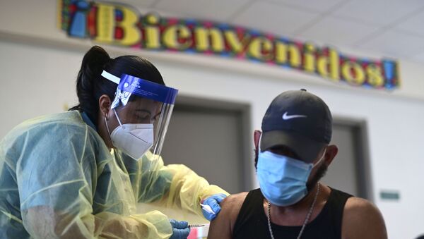 Em Vieques, Porto Rico, uma profissional de saúde aplica uma dose de uma vacina contra a COVID-19, em 10 de março de 2021 - Sputnik Brasil
