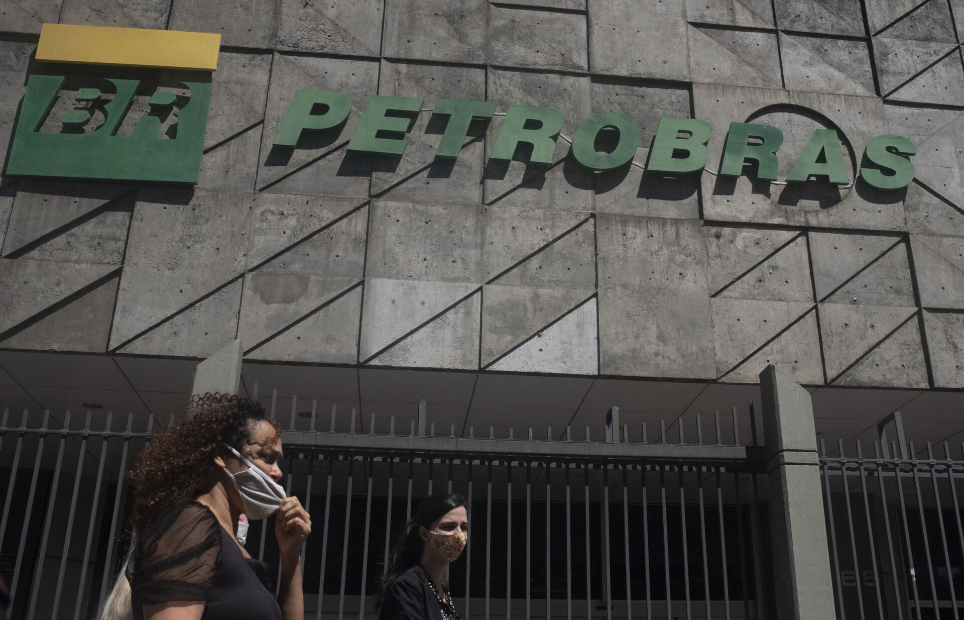 No Rio de Janeiro, pessoas caminham em frente ao prédio sede da Petrobras, em 9 de março de 2021 - Sputnik Brasil, 1920, 29.04.2022