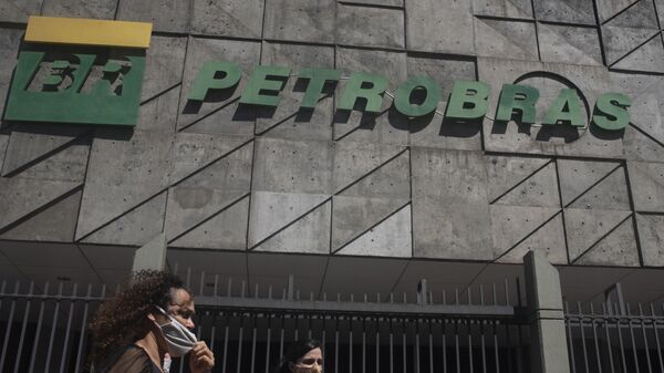Pessoas caminham em frente à sede da Petrobras. Rio de Janeiro, 9 de março de 2021 - Sputnik Brasil