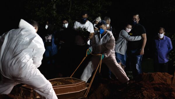 Em São Paulo, coveiros realizam o enterro noturno em meio à pandemia da COVID-19, em 7 de abril de 2021 - Sputnik Brasil