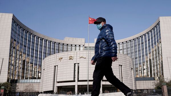 Homem passa ao lado do Banco da China, Pequim - Sputnik Brasil