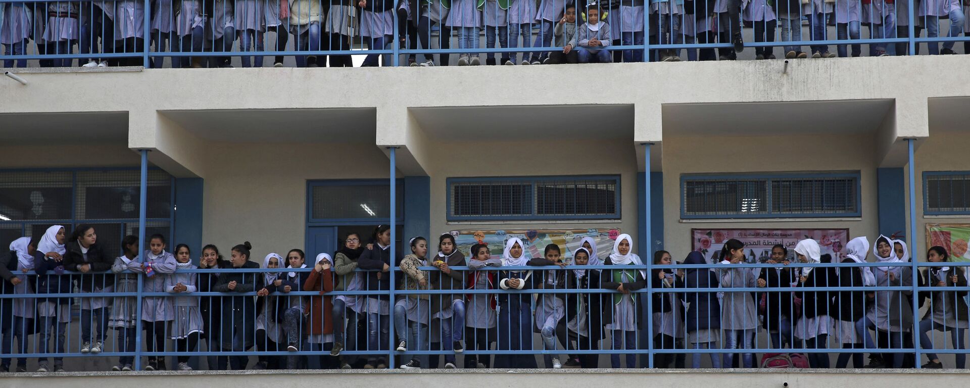 Meninas refugiadas na Escola Preparatória de Meninas Rimal, da Agência das Nações Unidas de Assistência aos Refugiados da Palestina no Próximo Oriente (UNRWA, na sigla em inglês), em Gaza (foto de arquivo) - Sputnik Brasil, 1920, 14.11.2023