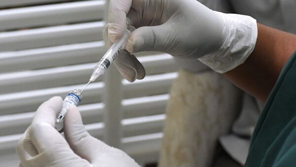 Profissional de saúde se prepara para aplicar a vacina russa Sputnik V em Karachi, no Paquistão - Sputnik Brasil