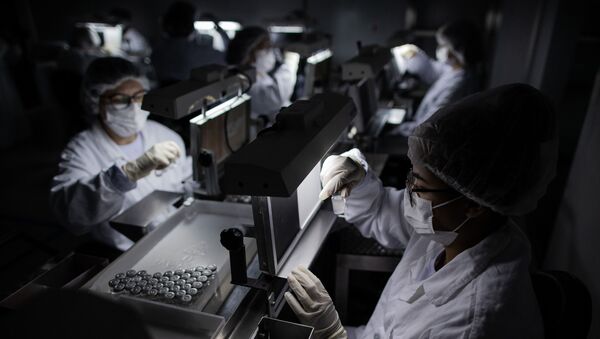 Funcionárias trabalham na inspeção visual da linha de produção da vacina CoronaVac, no Instituto Butantan, em São Paulo (SP). - Sputnik Brasil