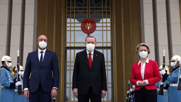 Presidente da Turquia, Recep Tayyip Erdogan, se encontra com o presidente do Conselho Europeu, Charles Michel, e a presidente da Comissão Europeia, Ursula von der Leyen, em Ancara, Turquia, 6 de abril de 2021 - Sputnik Brasil