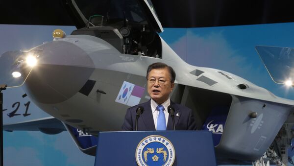 Presidente sul-coreano, Moon Jae-in, durante cerimônia de lançamento do protótipo do primeiro caça nacional da Coreia do Sul, KF-21, em em Sacheon, Coreia do Sul, 9 de abril de 2021 - Sputnik Brasil