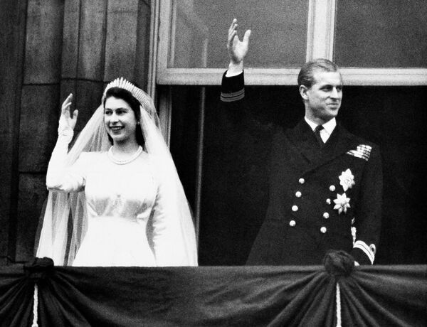 Princesa Elizabeth II e príncipe Philip no dia do casamento, 20 de novembro de 1947 - Sputnik Brasil