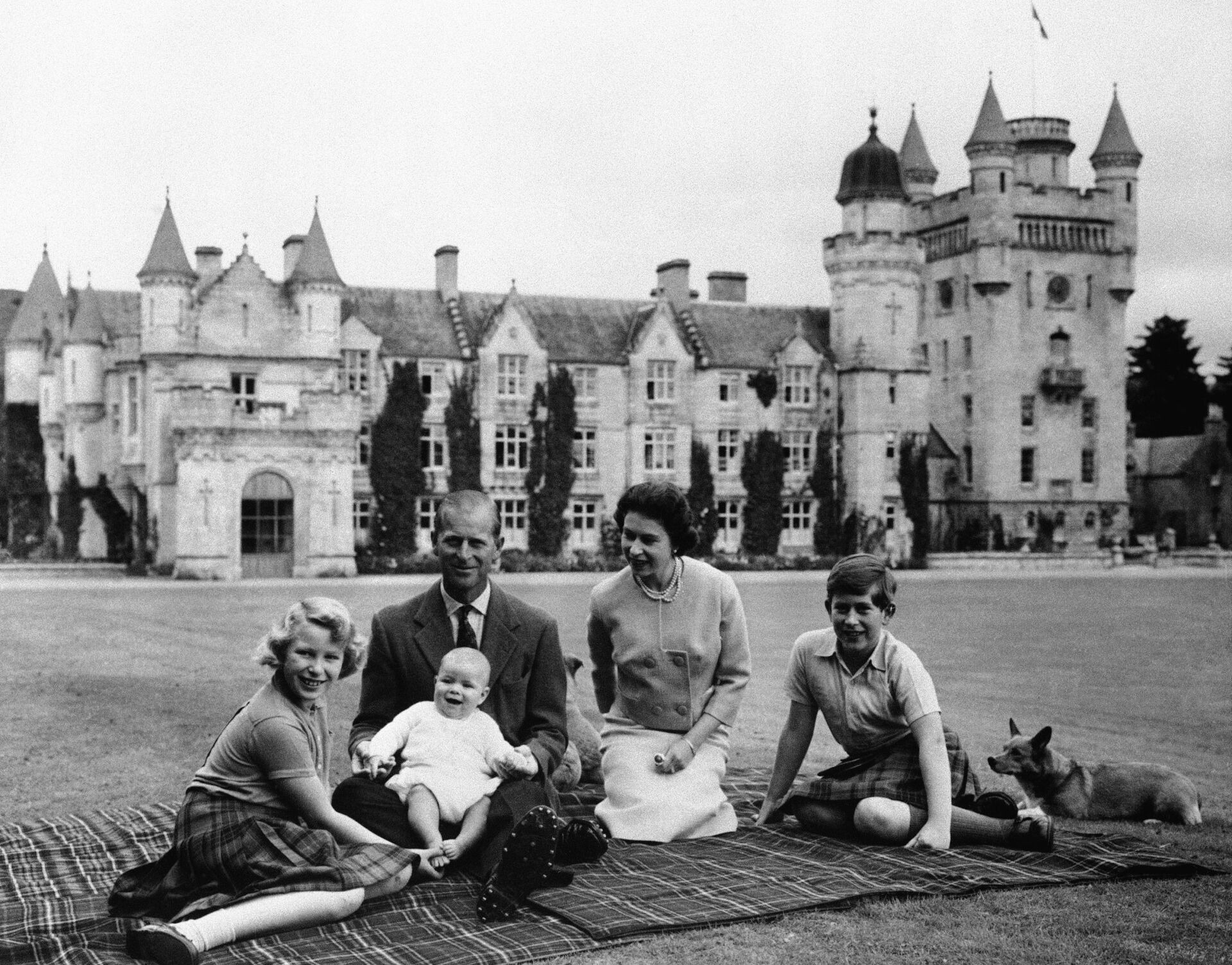 Rainha Elizabeth II, príncipe Philip e seus filhos, príncipe Charles (à direita), princesa Anne e príncipe Andrew, no gramado do Castelo de Balmoral, na Escócia, em setembro de 1960 - Sputnik Brasil, 1920, 08.09.2022