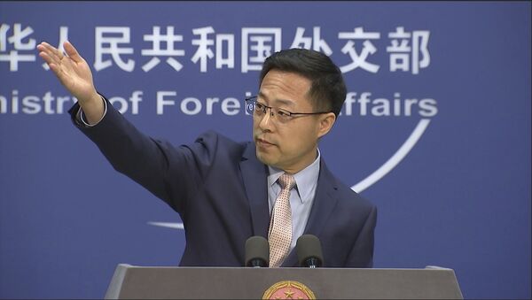 Nesta imagem do vídeo, o porta-voz do Ministério das Relações Exteriores da China, Zhao Lijian, fala em uma entrevista coletiva em Pequim na terça-feira, 17 de novembro de 2020 - Sputnik Brasil