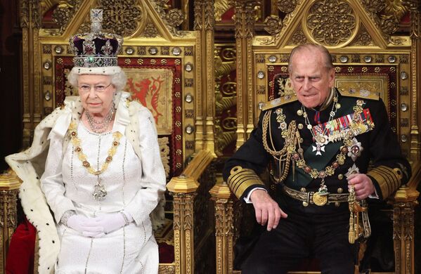 Rainha Elizabeth com seu marido Philip durante a cerimônia de abertura do Parlamento britânico, 9 de maio de 2012 - Sputnik Brasil