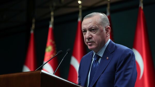 Presidente da Turquia, Recep Tayyip Erdogan, fala com jornalistas após reunião de gabinete em Ancara, Turquia, 29 de março de 2021  - Sputnik Brasil