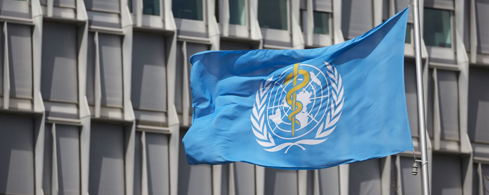 Uma bandeira da OMS do lado de fora de um prédio da entidade em Genebra, na Suíça, no dia 6 de abril de 2021. - Sputnik Brasil, 1920, 10.03.2022