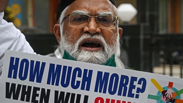 Homem protesta contra alegadas violações de direitos humanos na China, em Bombaim, Índia, 10 de dezembro de 2020 - Sputnik Brasil