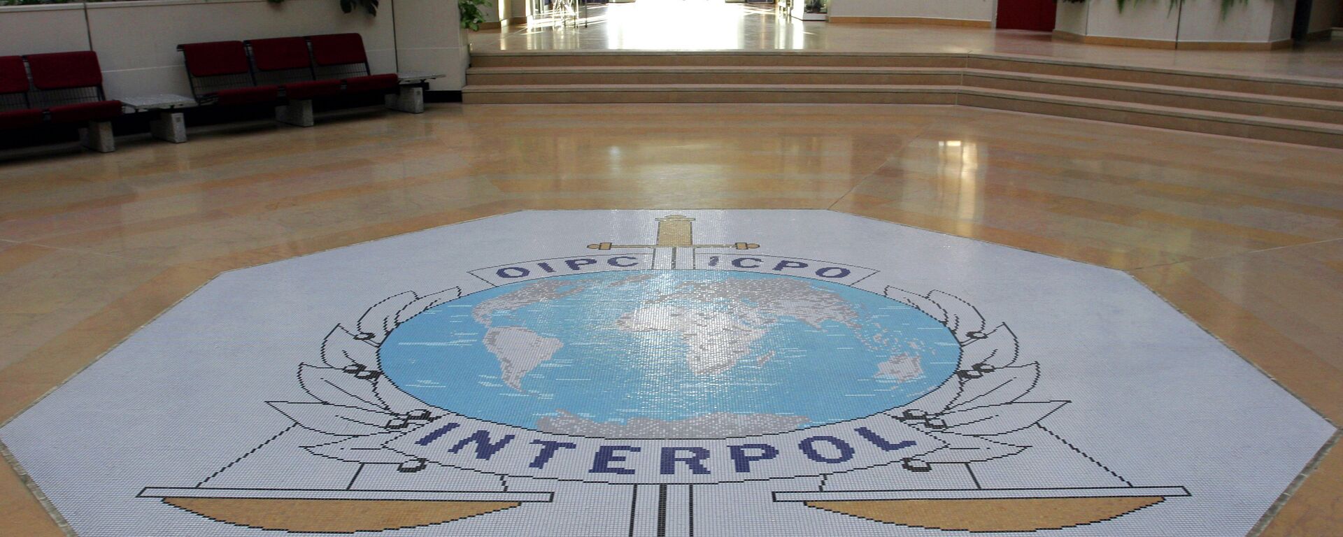 Hall de entrada da sede da Interpol, em Lyon, na França - Sputnik Brasil, 1920, 09.04.2021