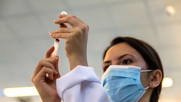 Uma enfermeira prepara uma injeção da vacina COVID-19 produzida pela chinesa Sinovac Biotech Ltd, no Hospital das Clínicas em São Paulo, Brasil, em 17 de janeiro de 2021 - Sputnik Brasil