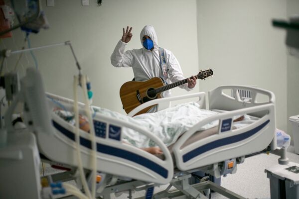 Funcionário de saúde do hospital da Beneficente Portuguesa canta nas unidades de terapia intensiva como parte de celebrações de Páscoa, em Belém do Pará, Brasil, 4 de abril de 2021 - Sputnik Brasil