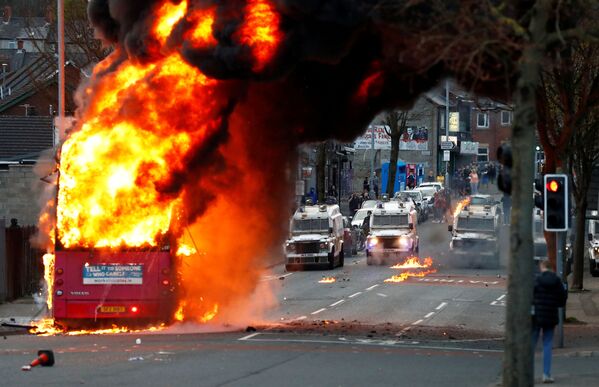Ônibus em chamas durante protestos em Belfast, Irlanda, 7 de abril de 2021 - Sputnik Brasil