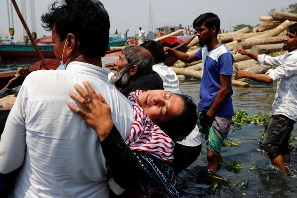 Pessoas enlutadas após balsa ter colidido com um cargueiro e afundado, Bangladesh, 5 de abril de 2021 - Sputnik Brasil