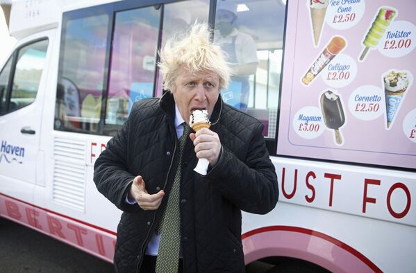 Primeiro-ministro britânico, Boris Johnson, come sorvete durante visita a um parque em Cornwall, Reino Unido, 7 de abril de 2021 - Sputnik Brasil