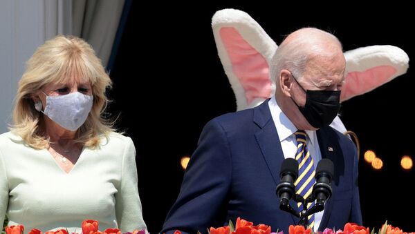 Presidente dos EUA, Joe Biden, e primeira-dama, Jill Biden, com Coelhinho da Páscoa na Casa Branca, 5 de abril de 2021 - Sputnik Brasil