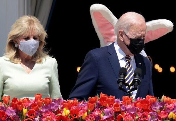 Presidente dos EUA, Joe Biden, e primeira-dama, Jill Biden, com Coelhinho da Páscoa na Casa Branca, 5 de abril de 2021 - Sputnik Brasil