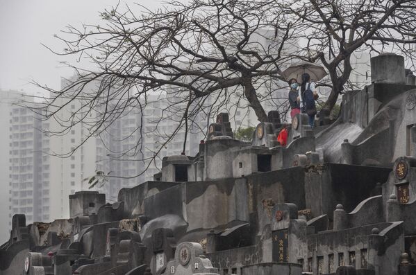 Mulheres oram no cemitério durante o festival Qingming, Hong Kong, China - Sputnik Brasil