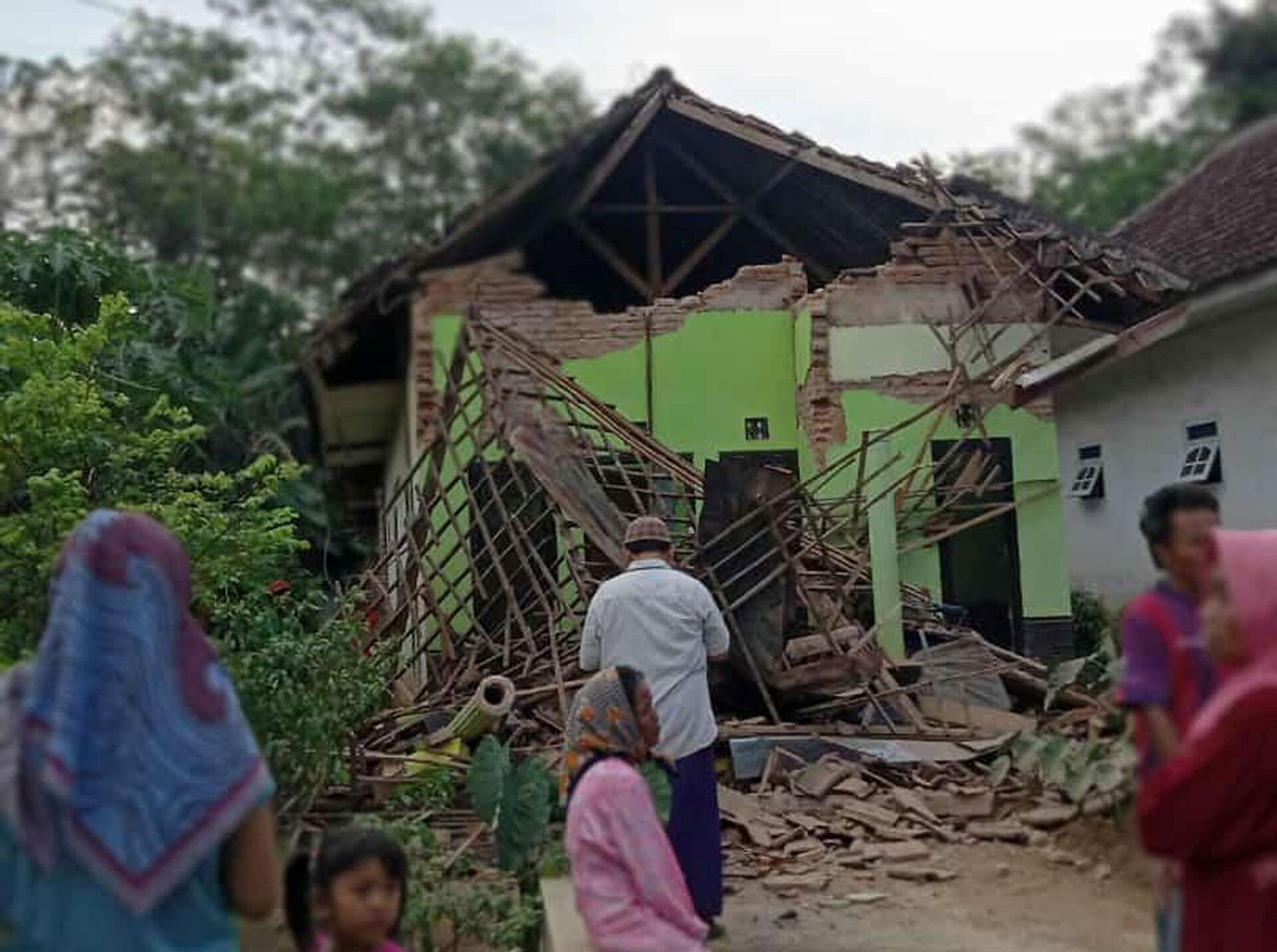 Terremoto na Indonésia deixa 6 pessoas mortas e mais de 300 edifícios danificados - Sputnik Brasil, 1920, 10.04.2021