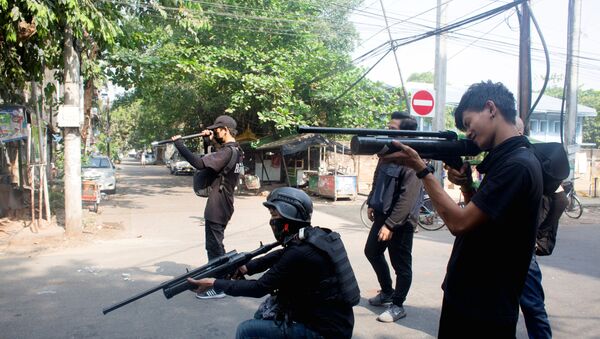 Manifestantes portando armas artesanais de ar comprimido durante protestos contra a junta militar em Mianmar - Sputnik Brasil