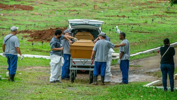 Cemitério de Porto Alegre com ritmo intenso de sepultamentos devido ao surto do novo coronavírus na capital gaúcha - Sputnik Brasil