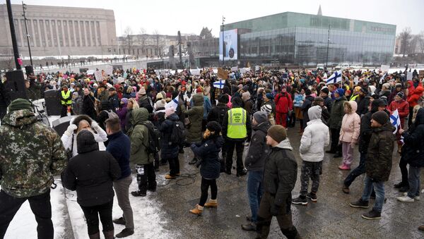 Manifestantes protestam contra restrições para combater o coronavírus na Finlândia  - Sputnik Brasil