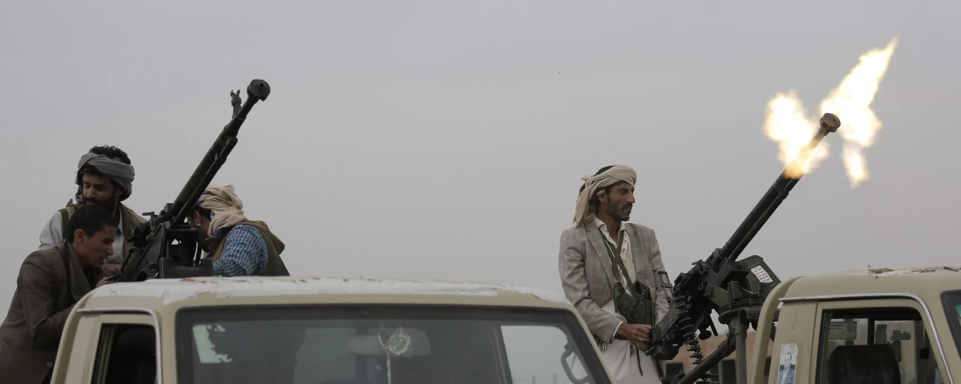 Militantes houthis disparam no ar durante reunião para mobilizar mais combatentes, em Sanaa, Iêmen, 1º de agosto de 2019 - Sputnik Brasil, 1920, 20.01.2024