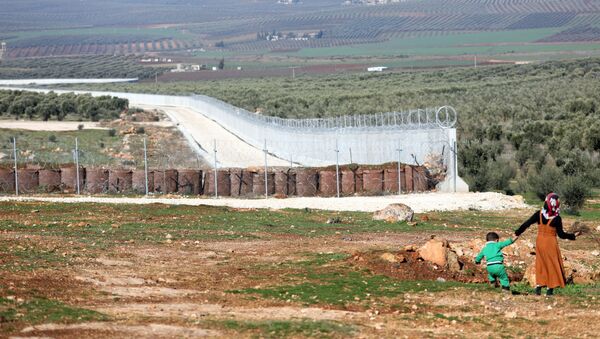 Foto mostrando parte da fortificação construída pelo governo turco ao longo de sua fronteira com a Síria, tirada em 20 de janeiro de 2018 do lado da cidade de Atme, na província de Idlib - Sputnik Brasil