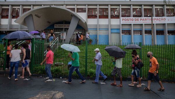 Em Serrana, interior de São Paulo, cidadãos fazem fila em posto de vacinação contra a COVID-19 em estudo do Instituto Butantan com o imunizante CoronaVac, em 17 de fevereiro de 2021 - Sputnik Brasil