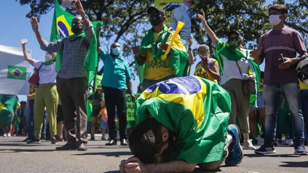 Em Brasília, bolsonaristas oram durante Marcha da Família Cristã pela Liberdade, repetindo famoso protesto da Ditadura Militar, em 11 de abril de 2021 - Sputnik Brasil