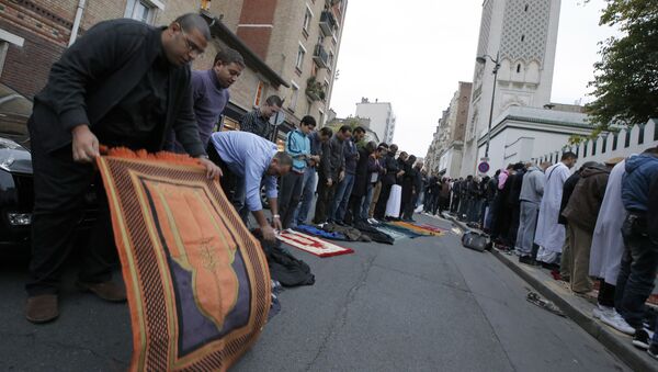 Os muçulmanos colocam seus tapetes de oração na rua em frente à mesquita em Paris, sexta-feira, 26 de outubro de 2012 - Sputnik Brasil