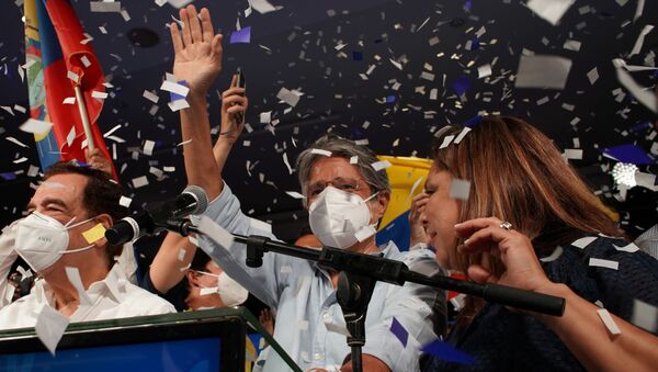 Guillermo Lasso acena para seus apoiadores após vitória nas eleições presidenciais no Equador - Sputnik Brasil