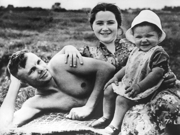 Cosmonauta soviético Yuri Gagarin com sua mulher Valentina e sua filha Elena na praia em junho de 1960 - Sputnik Brasil