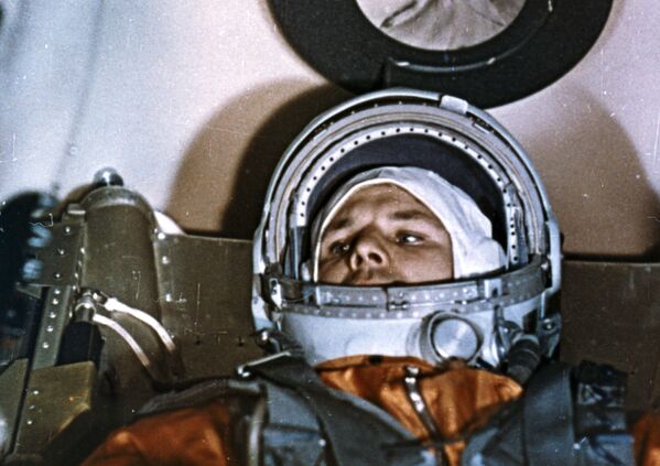 Cosmonauta Yuri Gagarin na espaçonave Vostok-1 antes do lançamento do cosmódromo de Baikonur, 12 de abril de 1961 - Sputnik Brasil