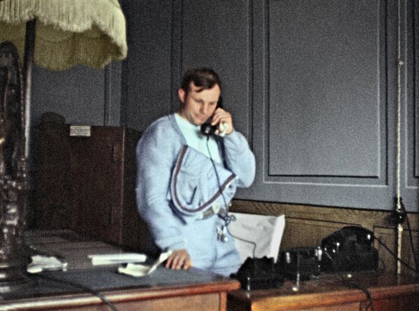 Primeiro cosmonauta do mundo, Yuri Gagarin comunica por telefone ao primeiro-secretário do Partido Comunista da União Soviética, Nikita Khruschov, sobre o fim exitoso do voo espacial, 1961
 - Sputnik Brasil