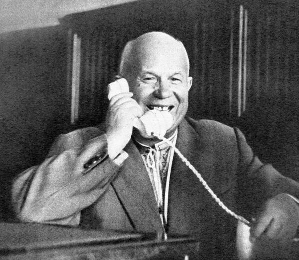 Primeiro-secretário do Partido Comunista da União Soviética, Nikita Khruschov fala por telefone com o cosmonauta soviético Yuri Gagarin - Sputnik Brasil
