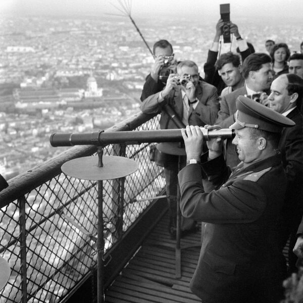 Cosmonauta soviético Yuri Gagarin olha através de telescópio na Torre Eiffel durante visita a Paris, França, 28 de setembro de 1963 - Sputnik Brasil