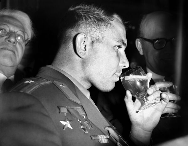 Yuri Gagarin toma um drinque em evento preparado para recebê-lo no Hyde Park Hotel, Londres, Reino Unido, 13 de julho de 1961 - Sputnik Brasil