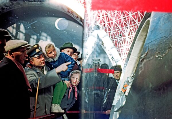 Cosmonauta Yuri Gagarin com sua filha Elena na exposição Engenharia Mecânica (Espaço) no Centro Panrusso de Exposições, Moscou, mostrando a espaçonave Vostok-1 em que voou ao espaço - Sputnik Brasil
