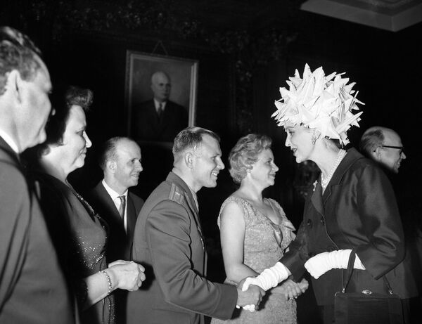 Atriz Valerie Hobson cumprimenta o cosmonauta soviético Yuri Gagarin em evento preparado para recebê-lo na Embaixada da URSS em Londres, Reino Unido, 11 de julho de 1961 - Sputnik Brasil