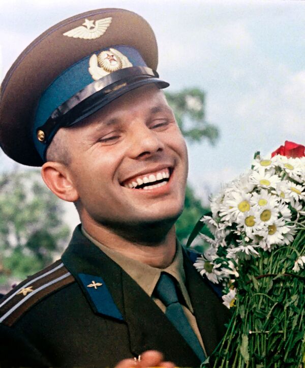 Cosmonauta soviético Yuri Gagarin com ramos de camomila - Sputnik Brasil