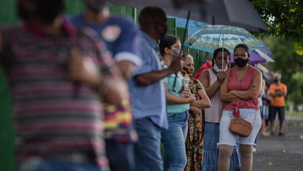 Moradores do município de Serrana, na Região Metropolitana de Ribeirão Preto (SP), aguardam em fila para serem vacinados com a Coronavac, contra a Covid-19 - Sputnik Brasil